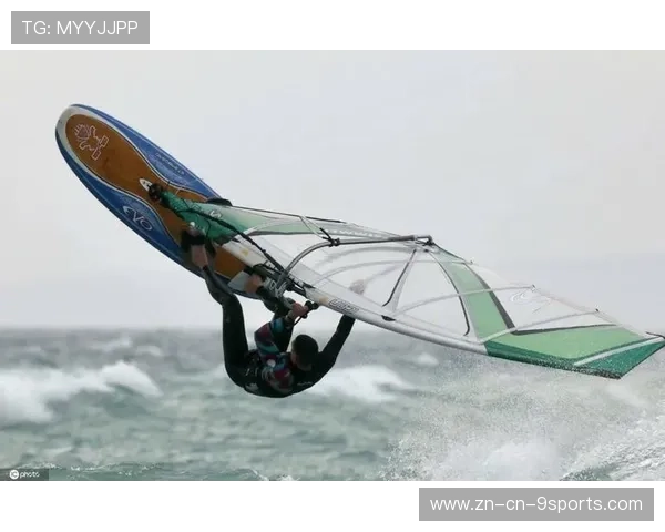冲浪女子组选手踩上巨浪顶端，全场瞬间安静